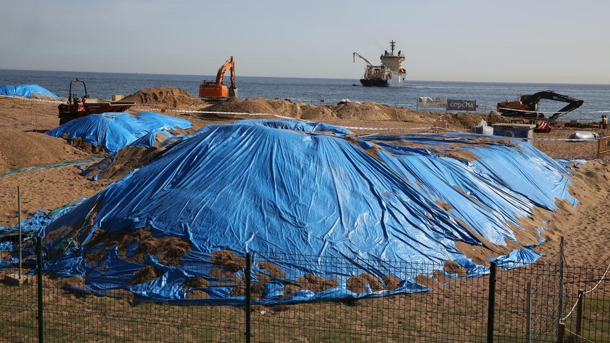 Les obres per estendre un cable submarí remouen la platja cancerígena de Sant Adrià
