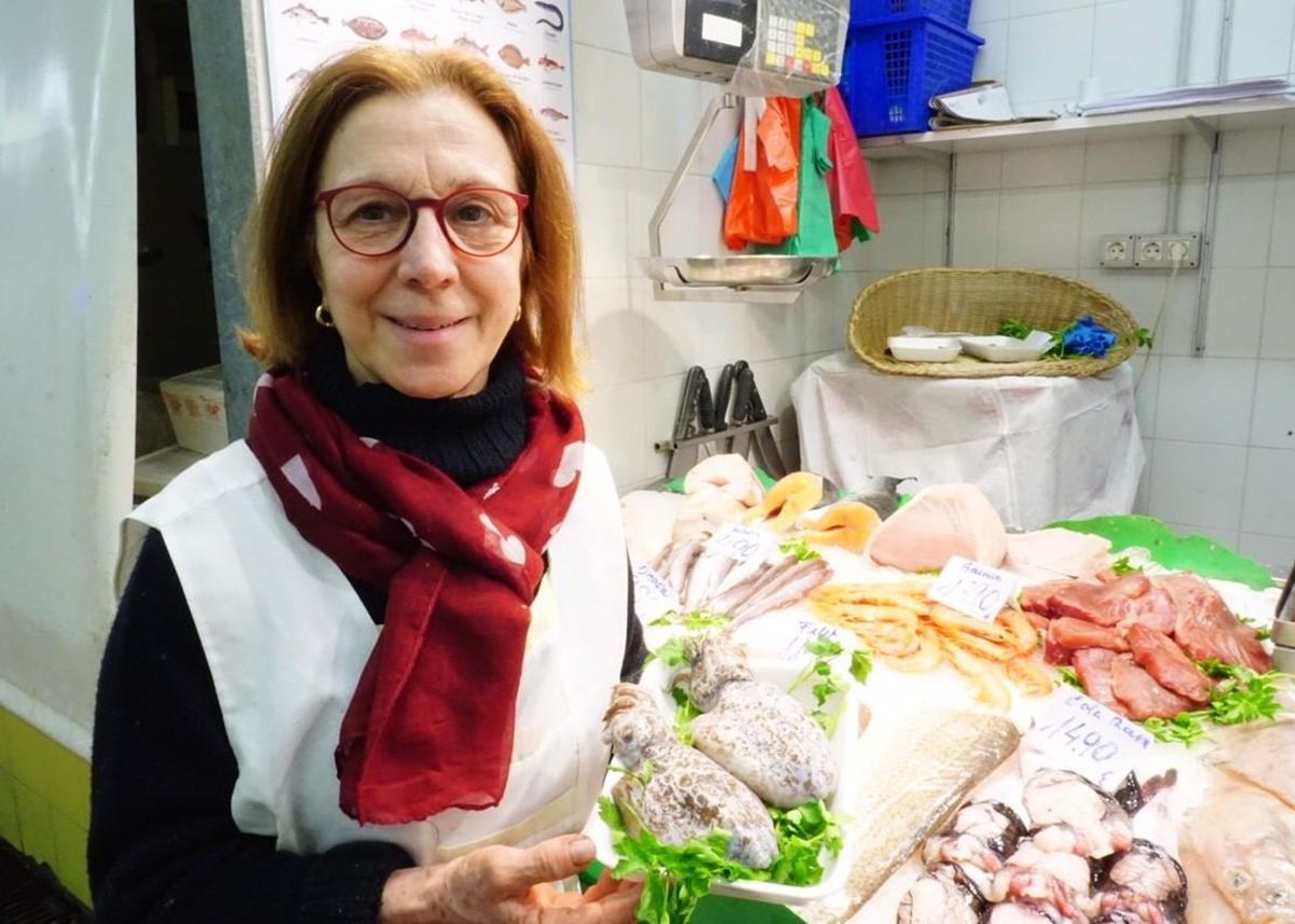 Mercè Rodríguez, propietaria del puesto Peix Fresc Mercè, en el mercado de Sant Antoni, con unas sepias. Mercè Rodríguez, propietaria del puesto Peix Fresc Mercè, en el mercado de Sant Antoni, con unas sepias.