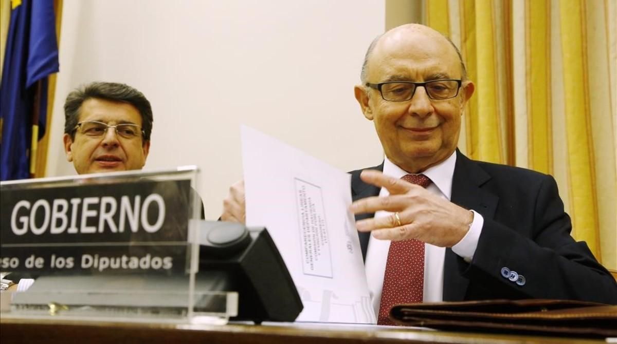 El ministro de Hacienda, Cristóbal Montoro, en la Comisión de Economía y Hacienda del Congreso de los Diputados este jueves. El ministro de Hacienda, Cristóbal Montoro, en la Comisión de Economía y Hacienda del Congreso de los Diputados este jueves.