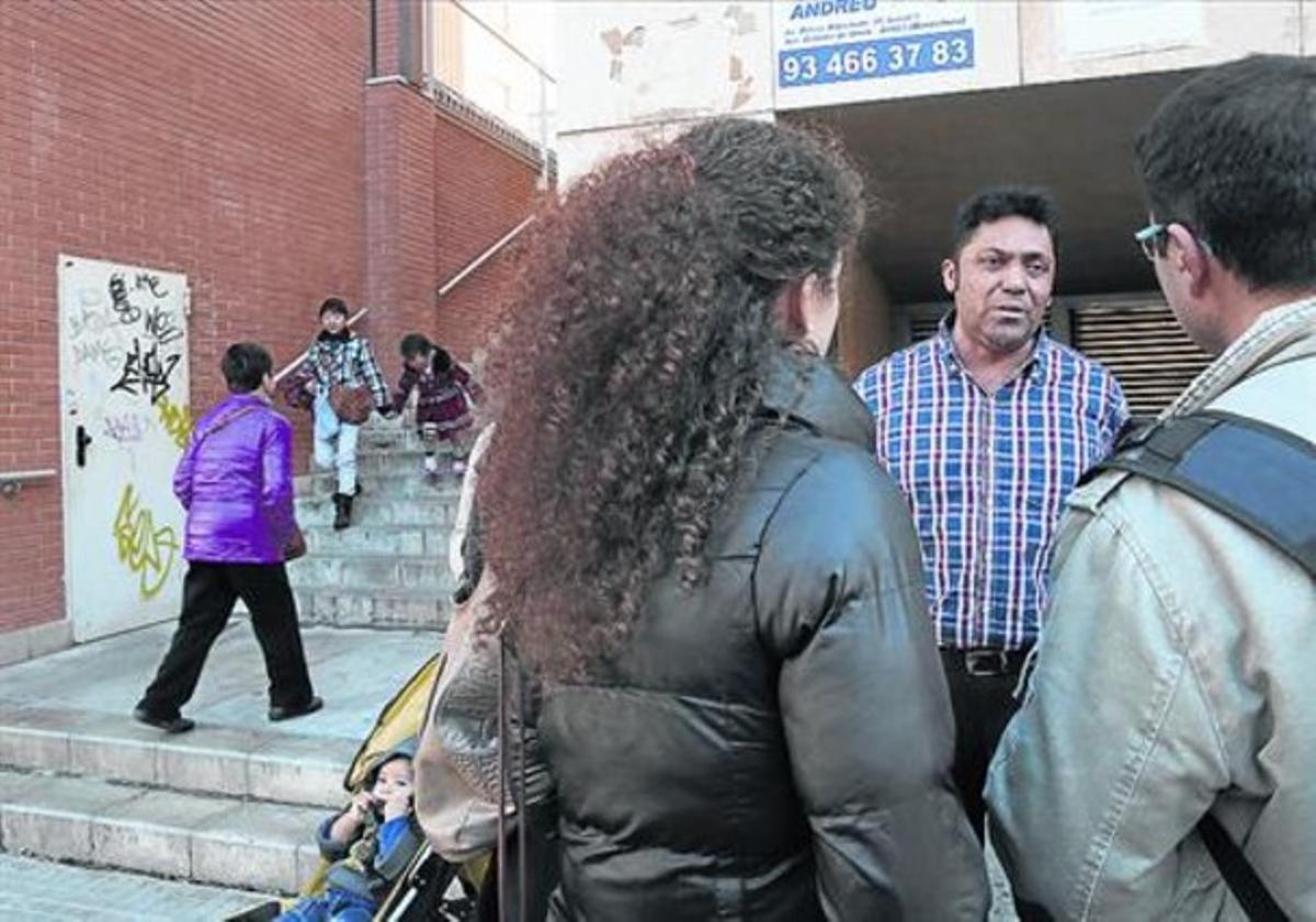 Carlos Sandoval, el padre de los niños víctimas de abusos, ayer junto a la parroquia de Santa Rosa. Carlos Sandoval, el padre de los niños víctimas de abusos, ayer junto a la parroquia de Santa Rosa.