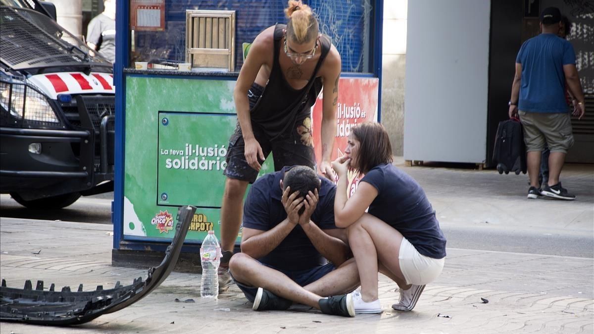 Jóvenes en la Rambla tras el atropello masivo. Jóvenes en la Rambla tras el atropello masivo.