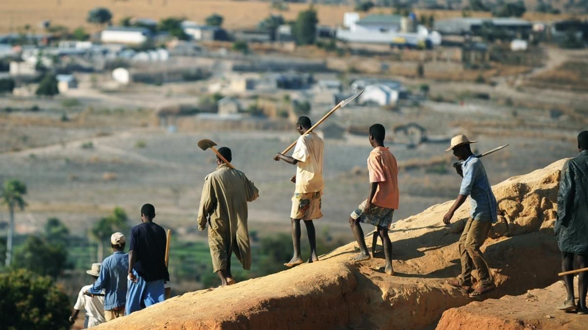Mineros un un pueblo del sur de Magadascar. Mineros un un pueblo del sur de Magadascar.