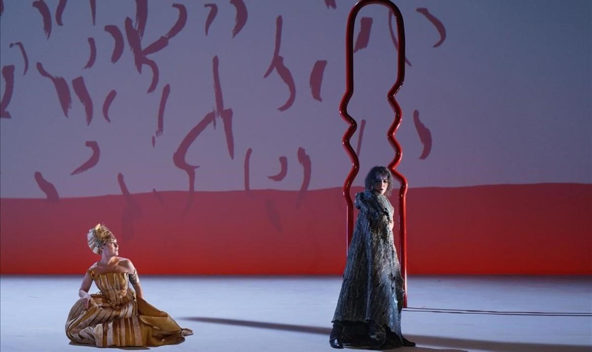 María Bayo (Iphigenia) y Auxiliadora Toledano (Orestes), en la zarzuela barroca ’Iphigenia en Tracia’, de Jose de Nebra, representada en el Teatro de la Zarzuela. 
