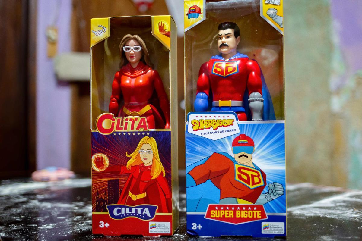 Los muñecos de ’Súperbigote’ y ’Súper Cilita’, inspirados en el presidente venezolano, Nicolás Maduro y su esposa, Cilia Flores.