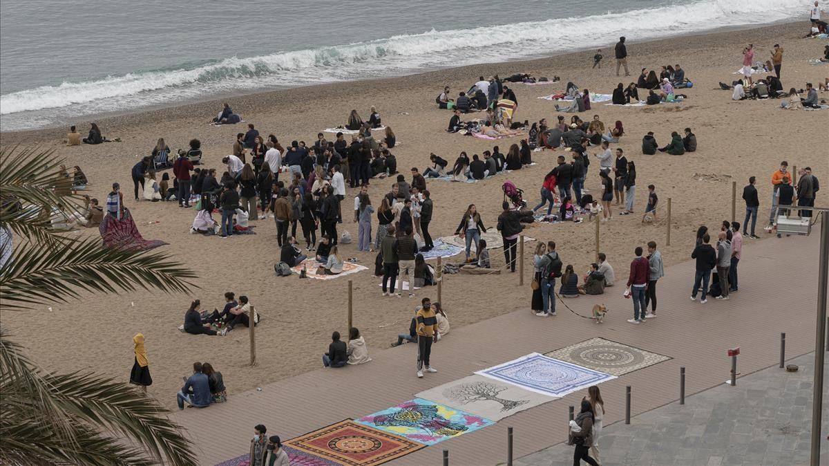 Playa de la Barceloneta por la tarde, donde numerosos jóvenes quedan para tomar algo sobre la arena. Playa de la Barceloneta por la tarde, donde numerosos jóvenes quedan para tomar algo sobre la arena.
