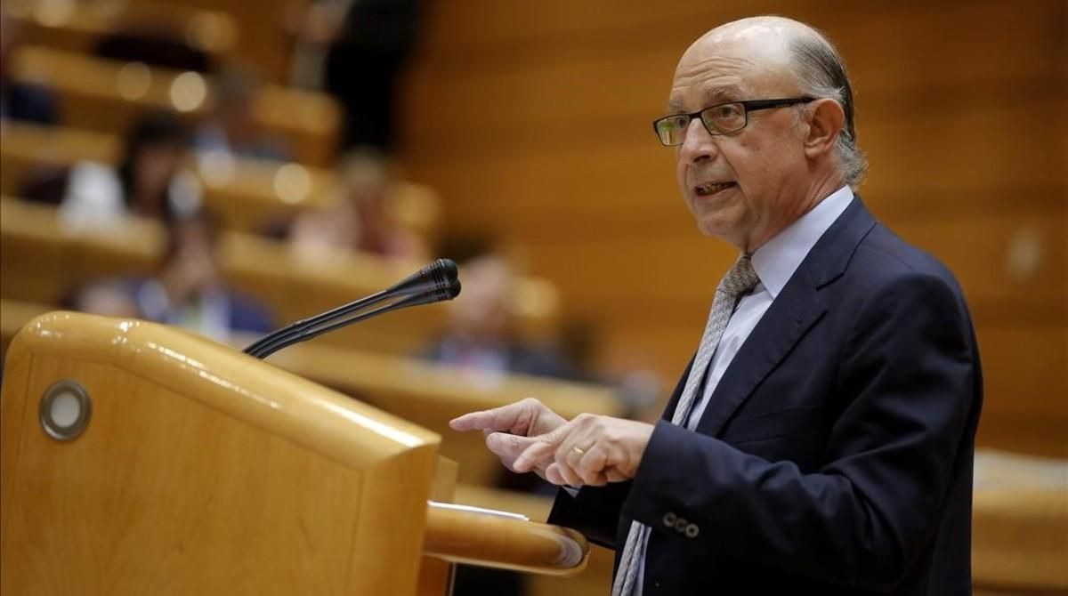 El ministro de Hacienda, Cristóbal Montoro, en el debate de los Presupuestos en el Senado. El ministro de Hacienda, Cristóbal Montoro, en el debate de los Presupuestos en el Senado.