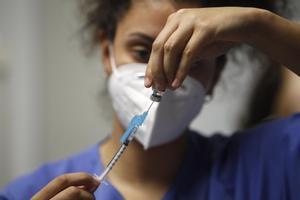Una enfermera prepara la vacuna Pfizer-BioNtech contra el covid-19