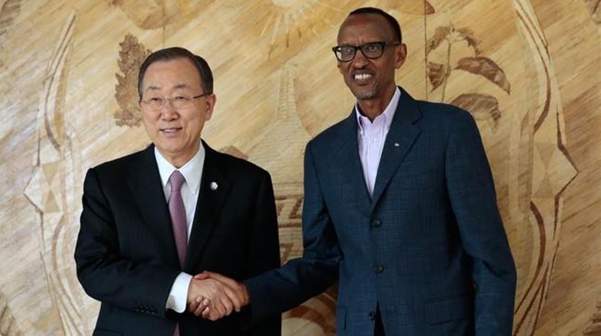 Ban Ki-Moon (izq) da la mano al presidente de Ruanda, Paul Kagame, este domingo en Kigali. Ban Ki-Moon (izq) da la mano al presidente de Ruanda, Paul Kagame, este domingo en Kigali.