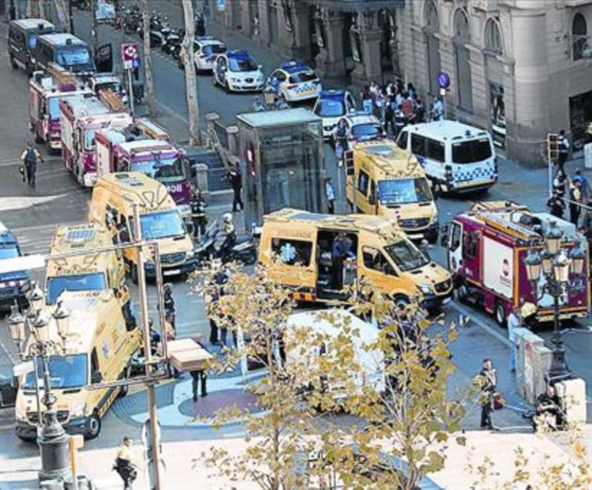 Servicios de emergencias en la Rambla, el pasado jueves. Servicios de emergencias en la Rambla, el pasado jueves.