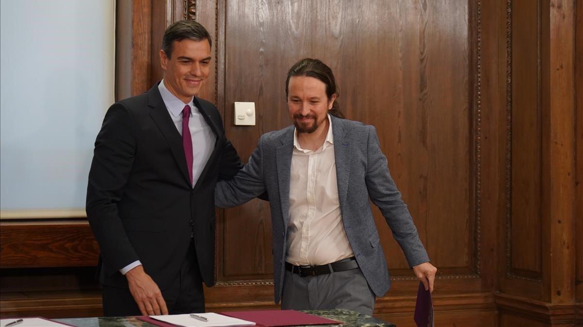Pedro Sánchez y Pablo Iglesias, tras la firma del acuerdo de gobierno en el Congreso.
