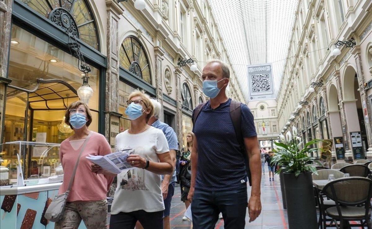 Paseantes con mascarilla por el centro de Bruselas. Paseantes con mascarilla por el centro de Bruselas.