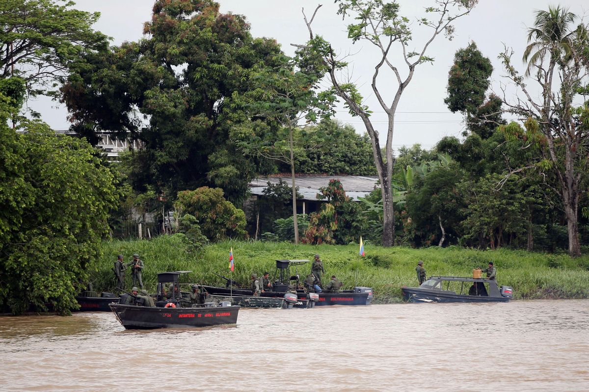 Soldados venezolanos patrullan este miércoles con barcazas el rio Arauca, en la frontera con Colombia. Soldados venezolanos patrullan este miércoles con barcazas el rio Arauca, en la frontera con Colombia.