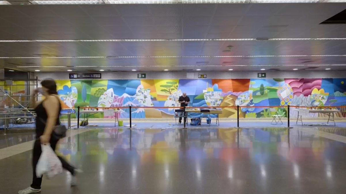 Un gran mural del artista Philip Stanton homenajea a los sanitarios en el metro de Barcelona.