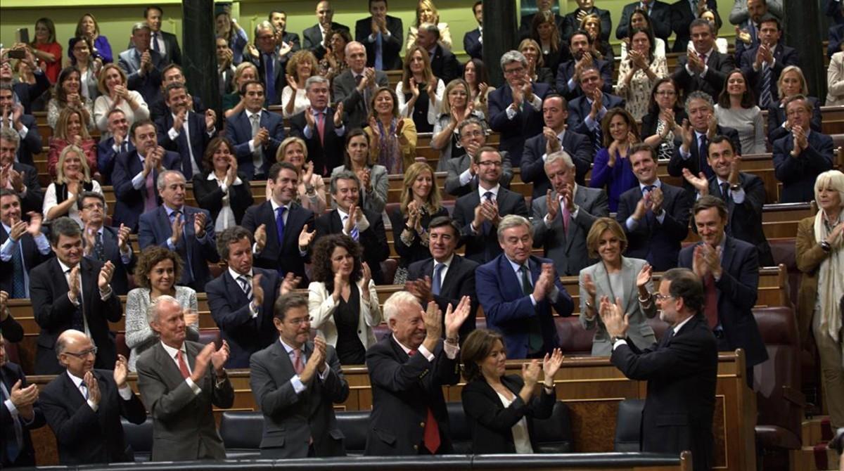 Mariano Rajoy, aplaudido por la bancada del PP en su investidura. 