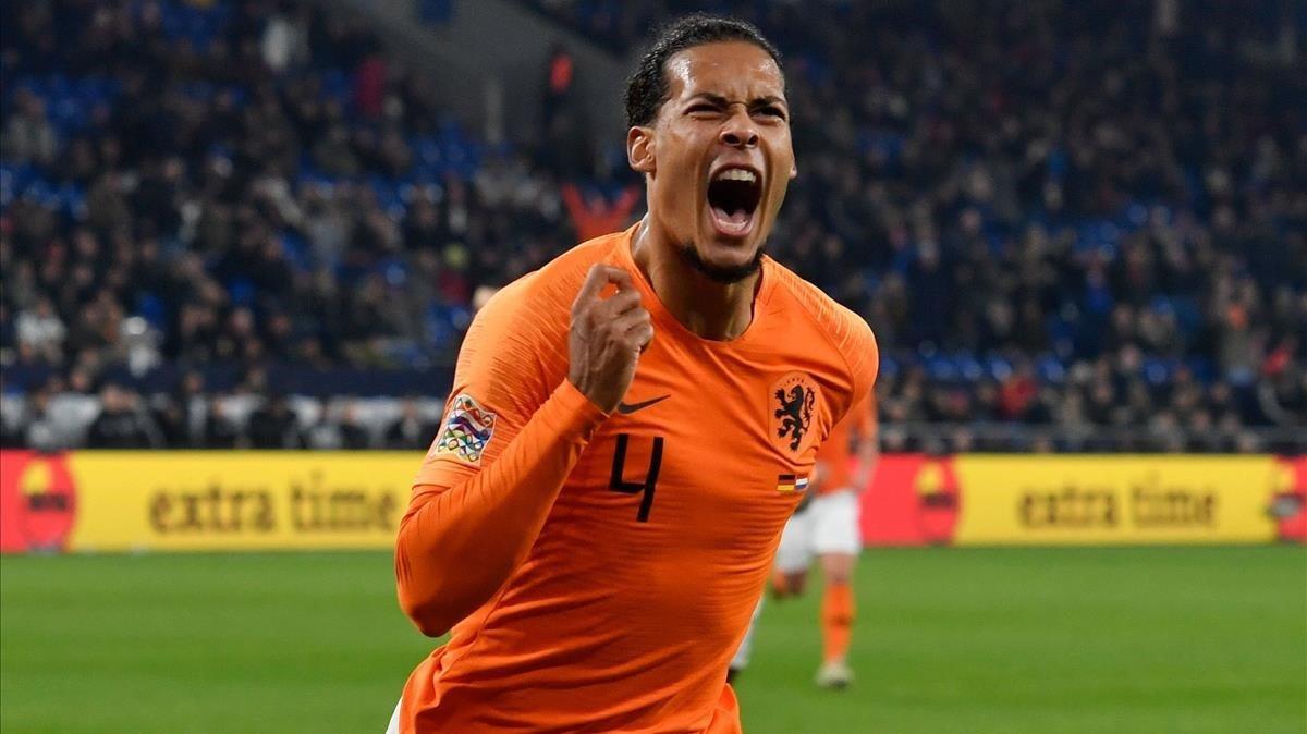 Van Dijk celebra el gol del 2-2 que mete a Holanda en la final a cuatro de la Liga de las Naciones.
