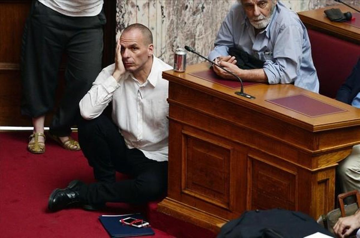 El ministro griego de Finanzas, Yanis Varufakis, asiste a una sesión en el Parlamento en Atenas, Grecia. El ministro griego de Finanzas, Yanis Varufakis, asiste a una sesión en el Parlamento en Atenas, Grecia.