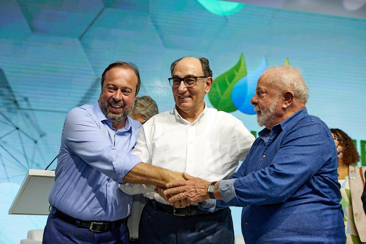 Ignacio Galán, presidente de Iberdrola (en el centro), junto a Luiz Inácio Lula da Silva, presidente de Brasil, y Alexandre Silveira, ministro brasileño de Minas y Energía (izquierda). Ignacio Galán, presidente de Iberdrola (en el centro), junto a Luiz Inácio Lula da Silva, presidente de Brasil, y Alexandre Silveira, ministro brasileño de Minas y Energía (izquierda).