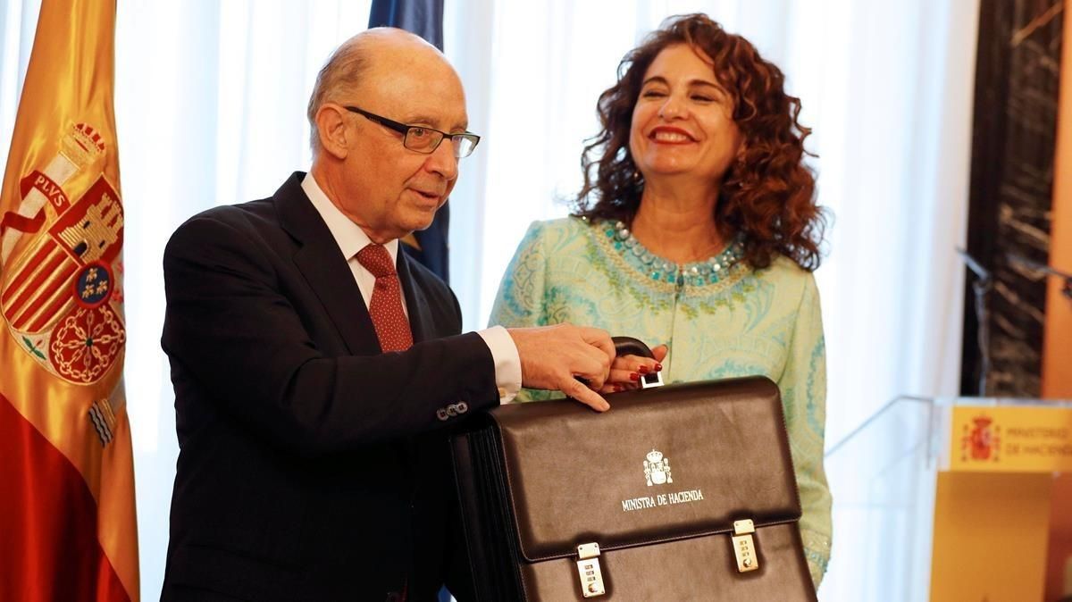 El exministro de Hacienda, Cristóbal Montoro, hace el traspaso de poderes a María Jesús Montero. El exministro de Hacienda, Cristóbal Montoro, hace el traspaso de poderes a María Jesús Montero.