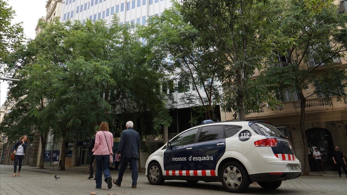 Una patrulla de los Mossos, ante el consulado de Uruguay en Barcelona.