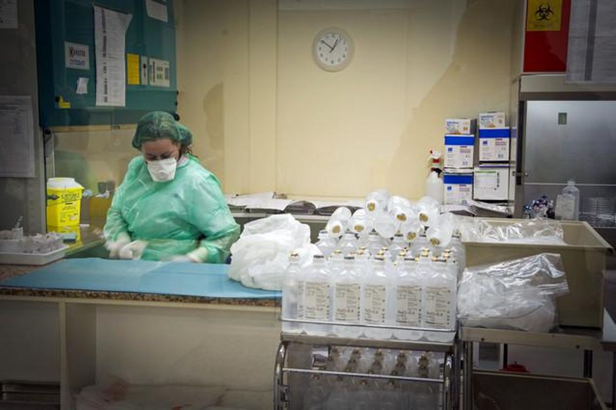 Preparativos para iniciar tratamientos de quimioterapia en un hospital catalán. Preparativos para iniciar tratamientos de quimioterapia en un hospital catalán.