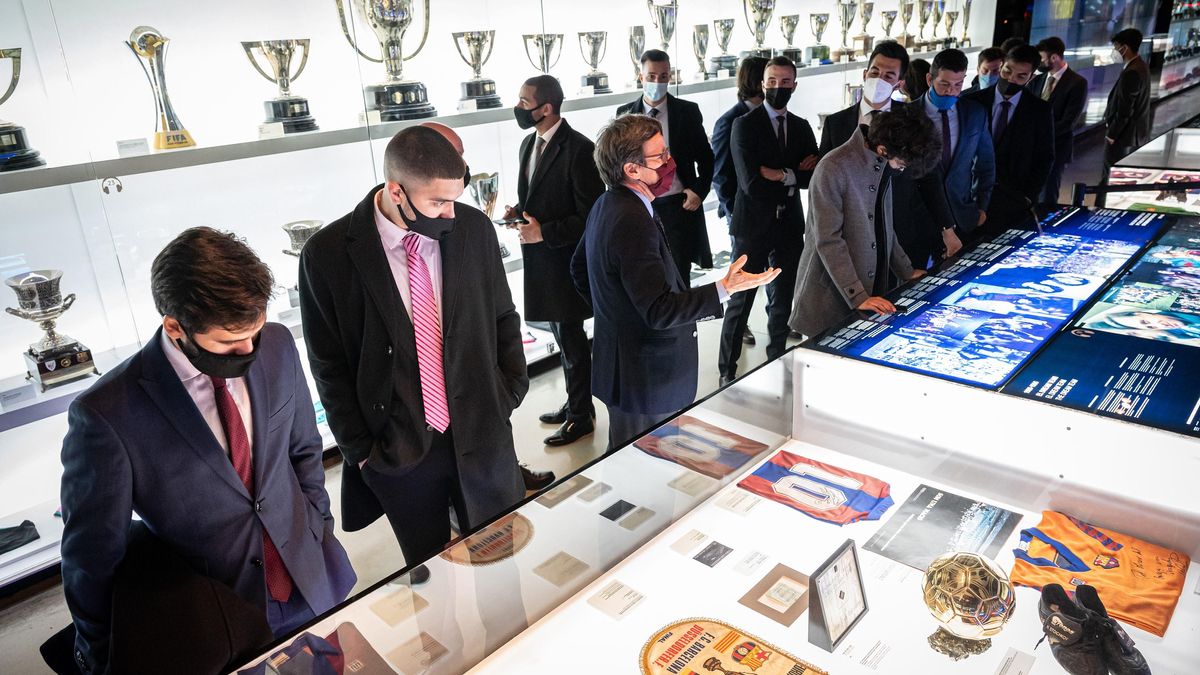 Jordi Penas, el director del museo azulgrana, en el centro, guía a un grupo de visitantes este viernes por la tarde. Jordi Penas, el director del museo azulgrana, en el centro, guía a un grupo de visitantes este viernes por la tarde.