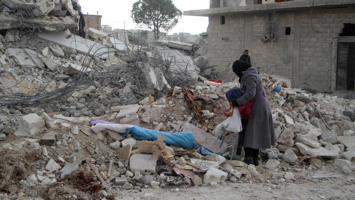 Una mujer intenta rescatar algunos artículos en la ciudad de Jindayris, Siria.
