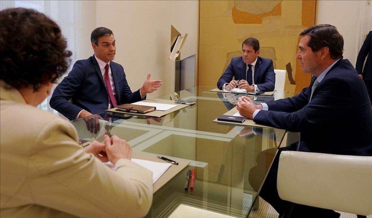 Pedro Sánchez recibe al presidente de la CEOE y al de la CEPYME.