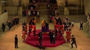 Vídeo | Un guardia real se desmaya mientras custodiaba el féretro de la reina Isabel II