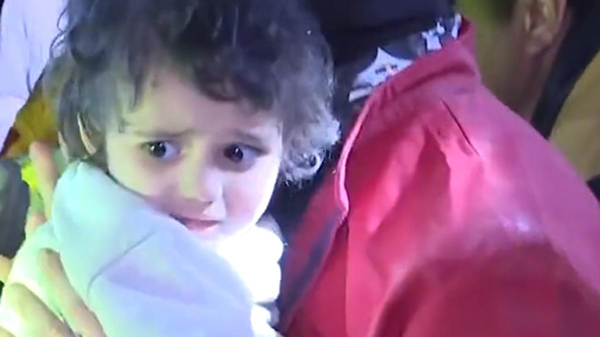 Vídeo | Rescat emocionant d’una nena i la seva mare després de 44 hores sota la runa a Turquia