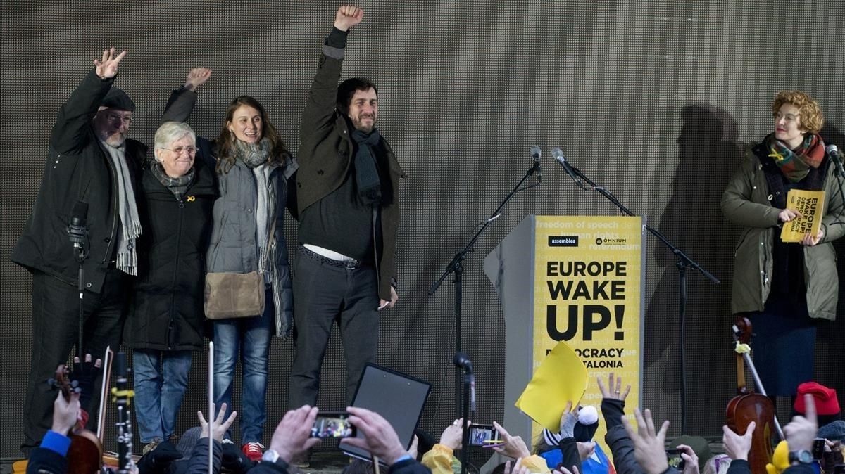 Los ’exconsellers’ Lluís Puig, Clara Ponsatí (ahora en Escocia), Meritxell Serret y Toni Comín, el pasado diciembre, en Bruselas. Los ’exconsellers’ Lluís Puig, Clara Ponsatí (ahora en Escocia), Meritxell Serret y Toni Comín, el pasado diciembre, en Bruselas.