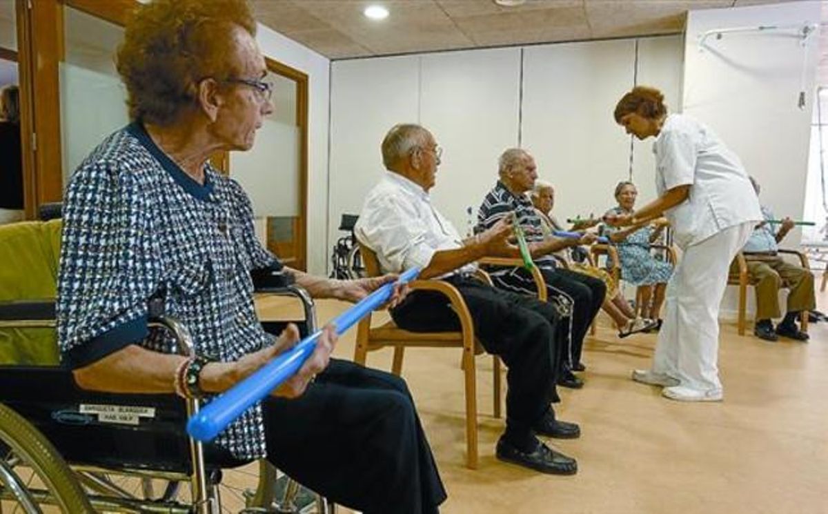 Sesión de rehabilitación en el centro sociosanitario de Vall d’Hebron de CatalunyaCaixa. Sesión de rehabilitación en el centro sociosanitario de Vall d’Hebron de CatalunyaCaixa.