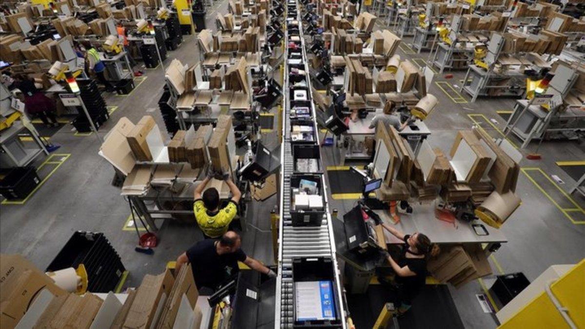 Trabajadores en una planta empaquetadora de pedidos de Amazon. 