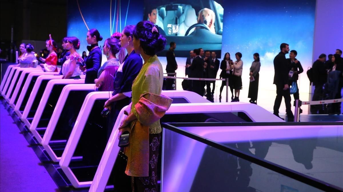 Azafatas en los accesos del Mobile World Congress para recibir a los 107.000 asistentes que pasaron por el congreso. Azafatas en los accesos del Mobile World Congress para recibir a los 107.000 asistentes que pasaron por el congreso.