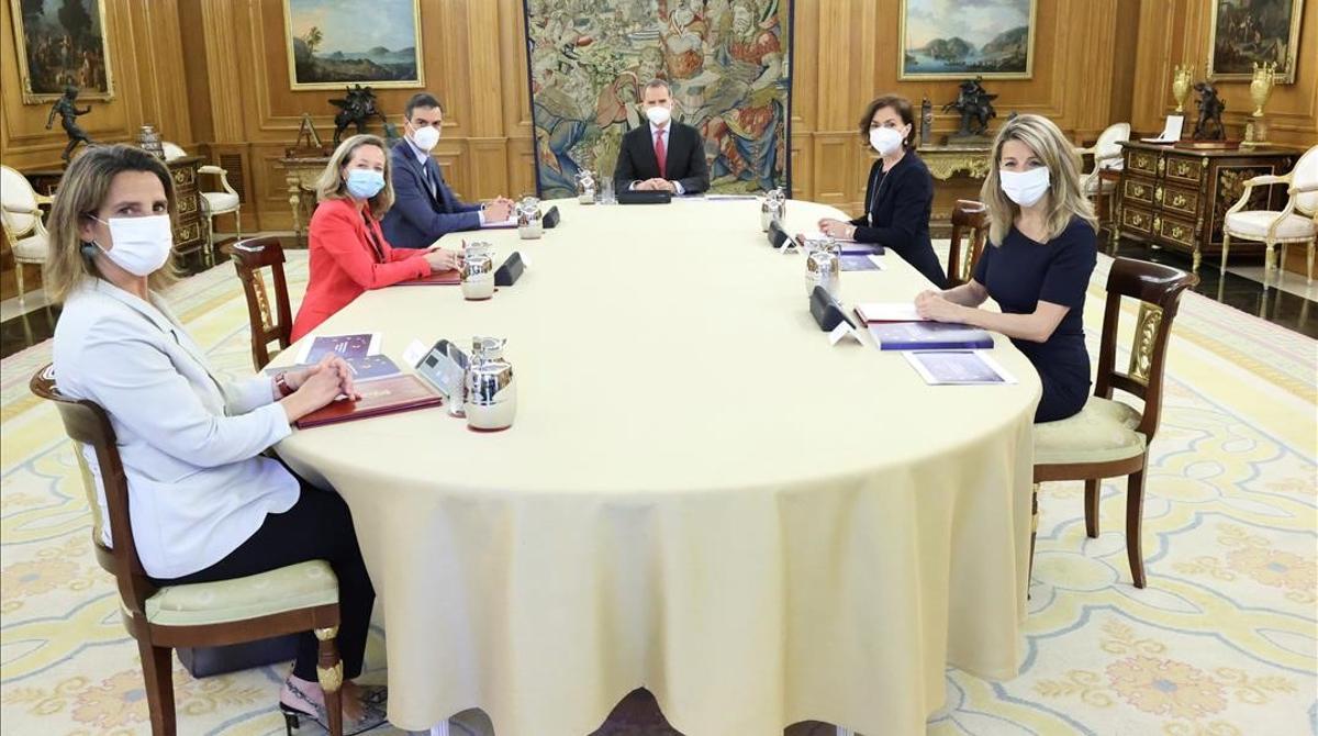 Sánchez presenta al rey el Plan de Recuperación de la economía. En la foto, el presidente del Gobierno, Pedro Sánchez, durante su reunión con el rey Felipe VI en la Zarzuela. Les acompañan Carmen Calvo, Nadia Calviño, Yolanda Díaz y Teresa Ribera.