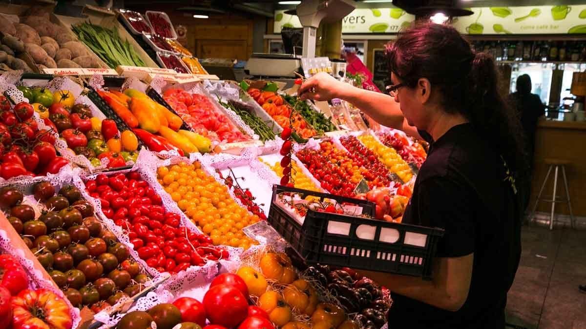 Imagen de archivo de un puesto de frutas y hortalizas Imagen de archivo de un puesto de frutas y hortalizas
