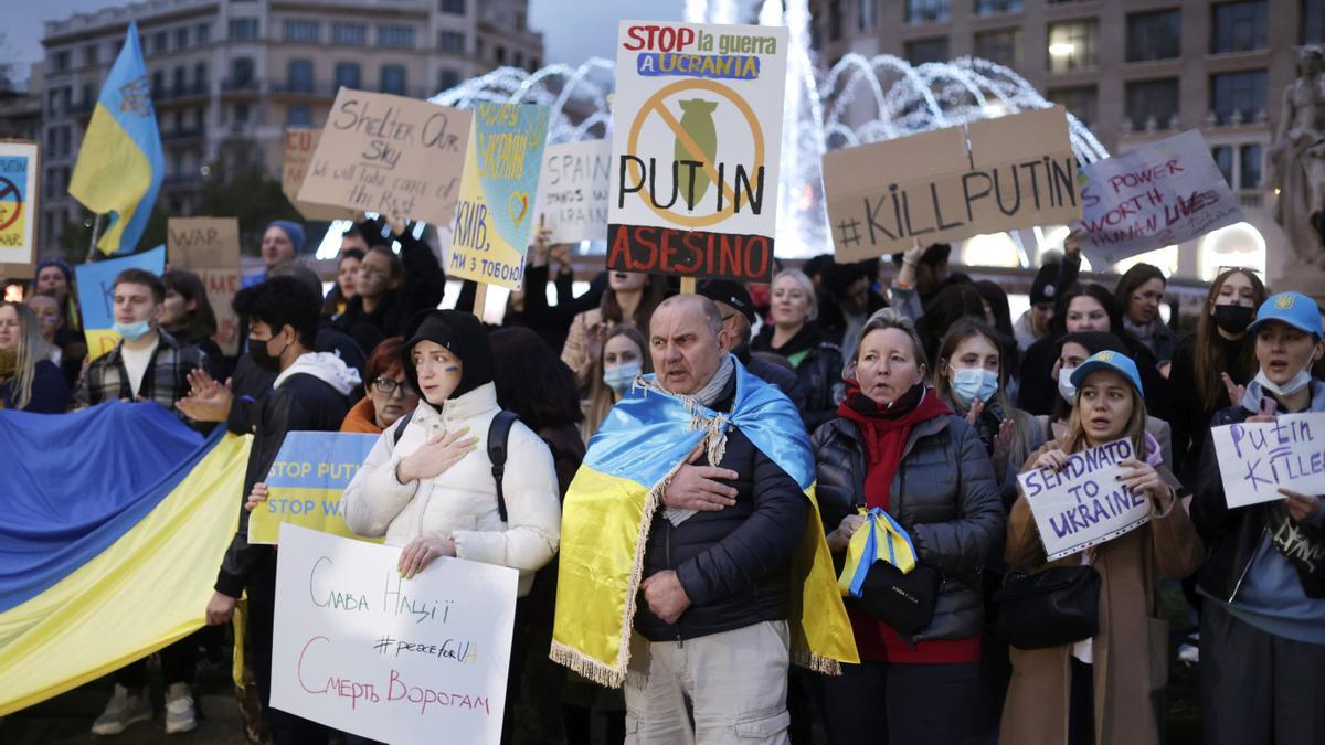 Ciudadanos ucranianos y simpatizantes se manifiestan en la plaça Catalunya contra la guerra de Ucrania
