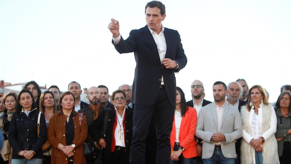 Rivera ofrece al PP un pacto de Gobierno para echar a Sánchez por una emergencia nacional.