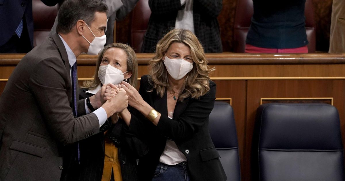 Rere el ‘putsch’ frustrat del 3-F, la debilitat extrema del Govern Rere el ‘putsch’ frustrat del 3-F, la debilitat extrema del Govern