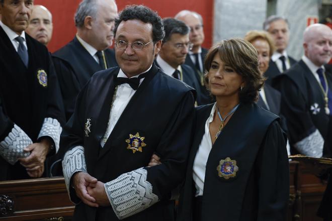 Imagen de archivo del fiscal general del Estado, Álvaro García Ortiz (i), y su predecesora en el cargo, Dolores Delgado (d). EFE/ J.J.Guillén (POOL)