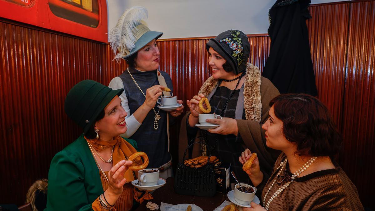 Silvia, Edurne, Vany y Sara toman chocolate con churros a los años 20 del siglo pasado en la Granja Dulcinea, durante la última quedada de época de la asociación Nautilus.  