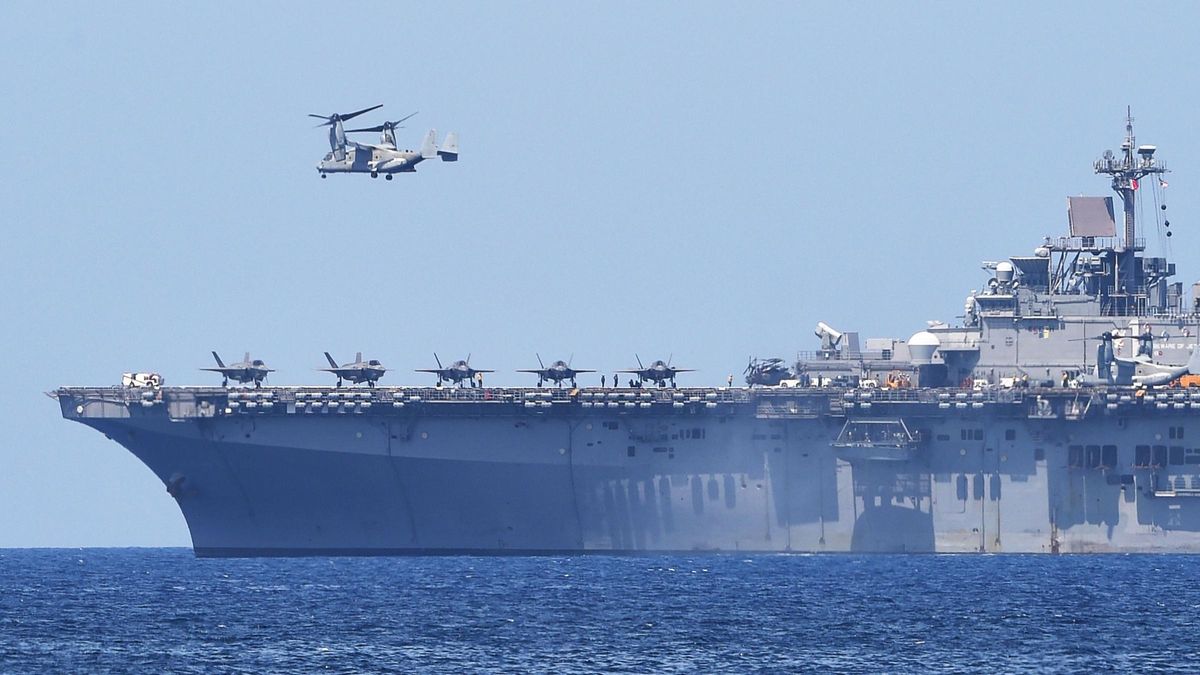 Un portaviones estadounidense durante unas maniobras militares en el Mar del Sur de China con la armada filipinas en abril del 2019. Un portaviones estadounidense durante unas maniobras militares en el Mar del Sur de China con la armada filipinas en abril del 2019.