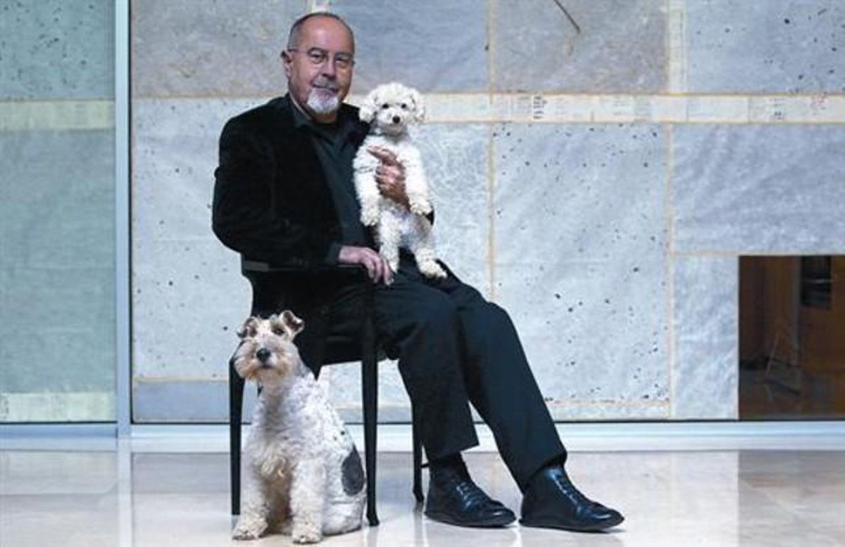 Bigas Luna posacon sus perritos Pirata y Dos en una imagen del año 2005. Bigas Luna posacon sus perritos Pirata y Dos en una imagen del año 2005.