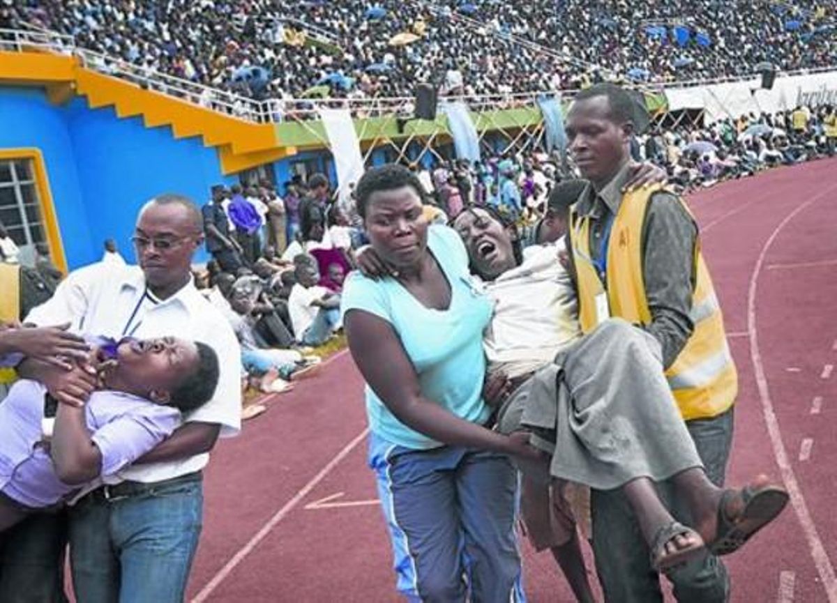 Escenas de dolor y tensión en el estado Amahoro de Kigali,, ayer. Escenas de dolor y tensión en el estado Amahoro de Kigali,, ayer.