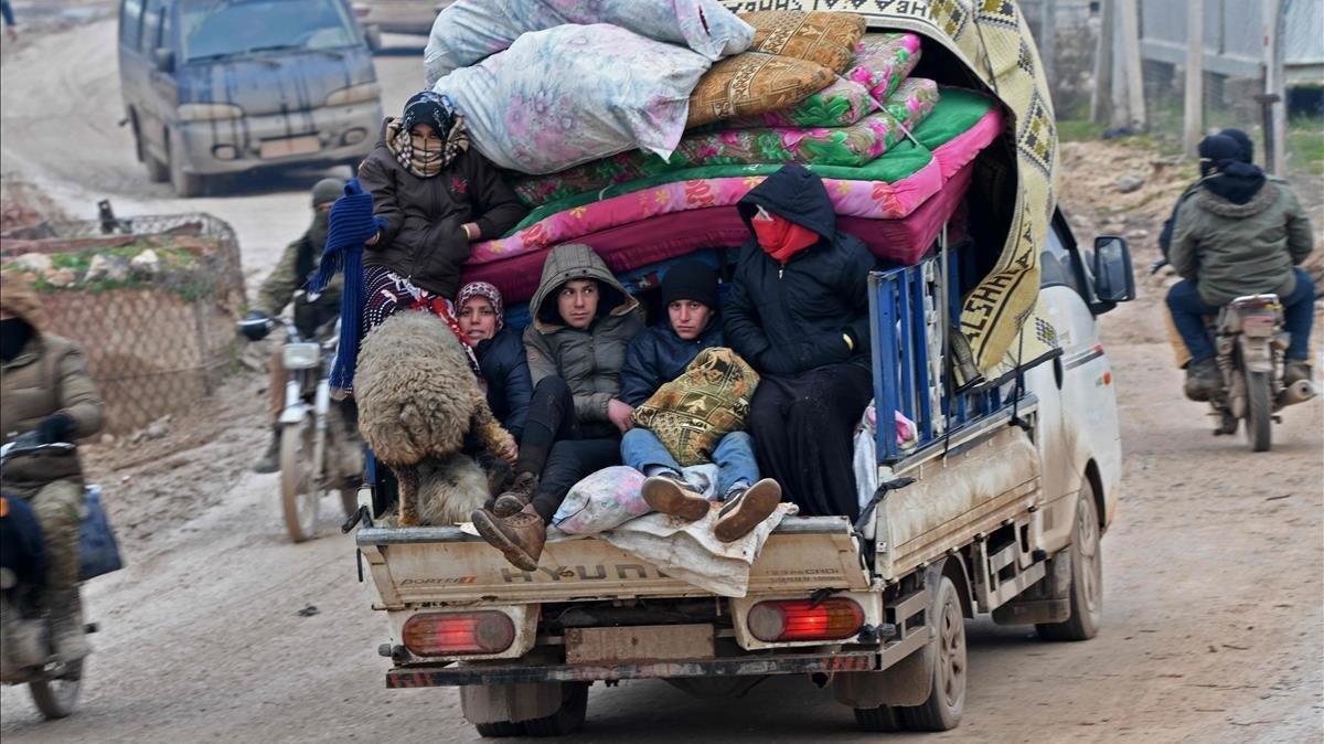 Desplazados sirios huyen de Idleb, este jueves.
