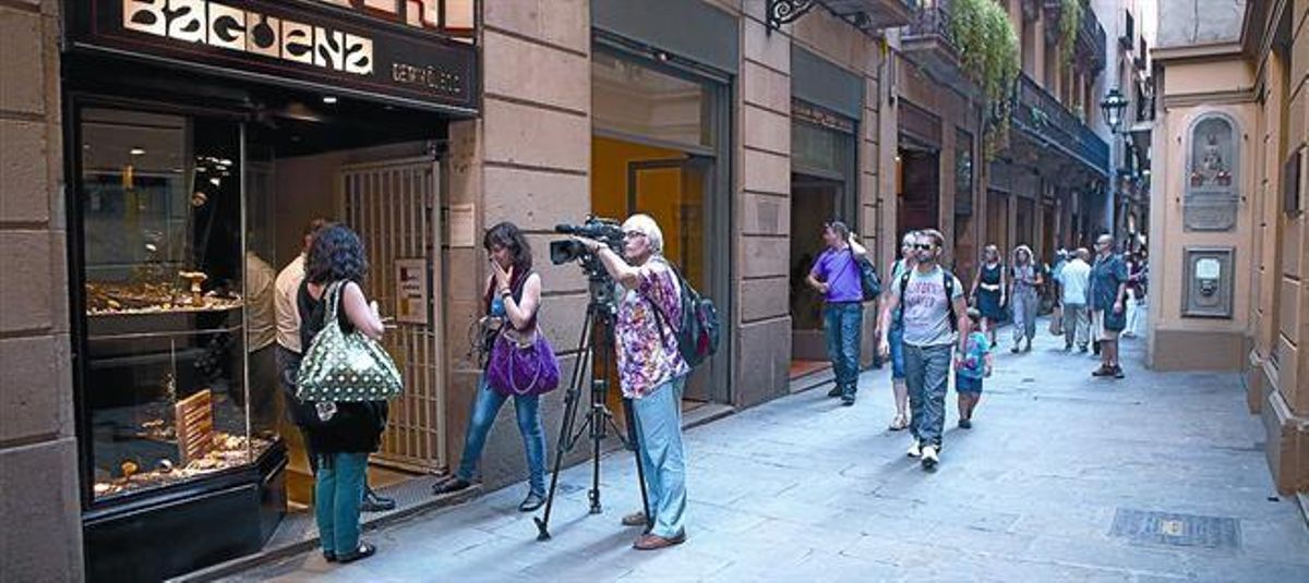 La calle más mediática 8 Varios medios de comunicación acudieron ayer a Petritxol para hacerse eco de la noticia de EL PERIÓDICO. La calle más mediática 8 Varios medios de comunicación acudieron ayer a Petritxol para hacerse eco de la noticia de EL PERIÓDICO.
