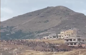 La multitud de migrantes se dirige a la carrera hacia la valla de Nador con Melilla. Este es uno de los vídeos que repasan expertos del Ministerio del Interior.