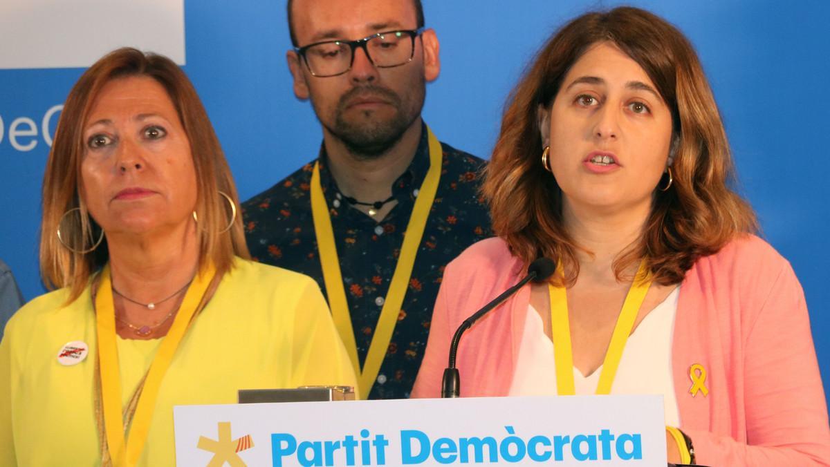 Marta Pascal (derecha) presenta su renuncia en el congreso del PDECat de este sábado, junto a David Font y Montserrat Candini.
