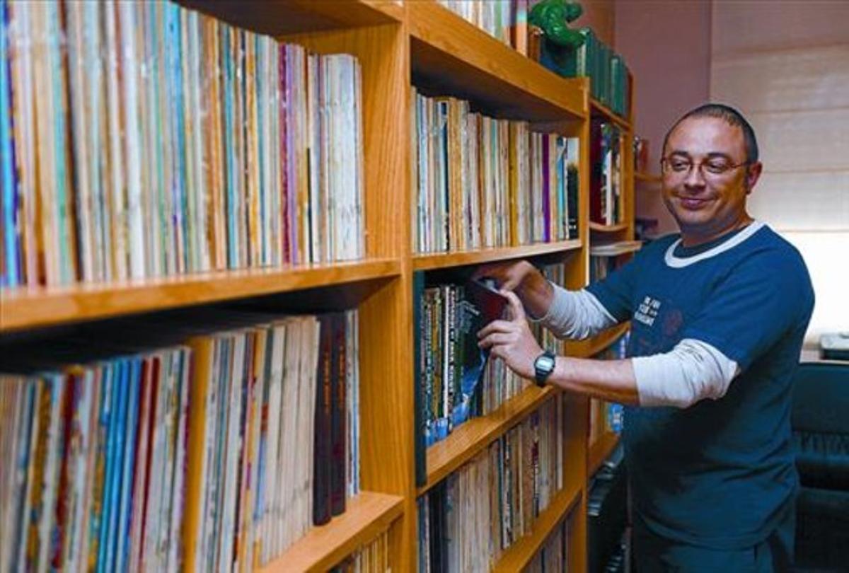 Miguel Ángel Sepúlveda, davant una prestatgeria amb llibres, a casa.seva Miguel Ángel Sepúlveda, davant una prestatgeria amb llibres, a casa.seva
