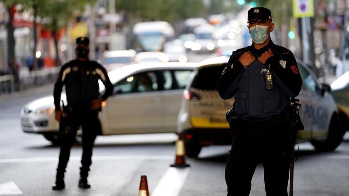 El BOE publica la orden que obliga a Madrid a aplicar nuevas restricciones. En la foto, controles policiales en Vallecas.