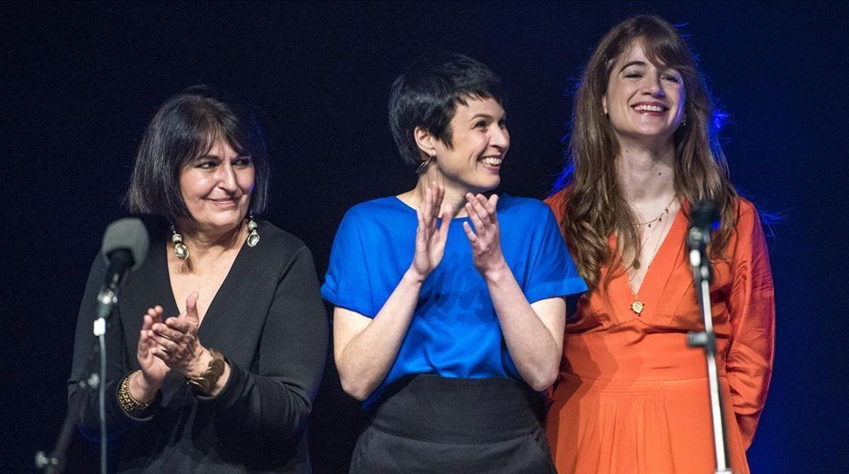 De izquierda a derecha Eva Denia, Anna Roig y Maria Rodés en el concierto homenaje a George Brassens en el Teatre Joventut de L’ Hospitalet. De izquierda a derecha Eva Denia, Anna Roig y Maria Rodés en el concierto homenaje a George Brassens en el Teatre Joventut de L’ Hospitalet.